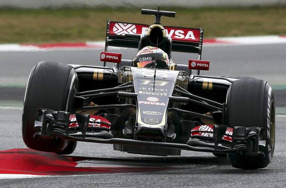 Maldonado salta sui cordoli con la Lotus-Mercedes. Epa